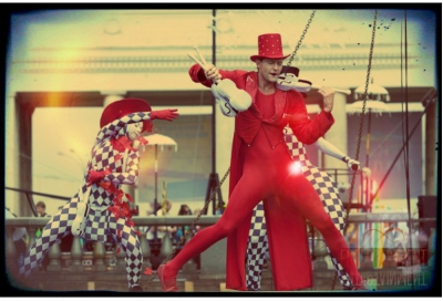 Цирковой номер - Жонглер со скрипками