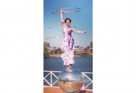 Цирковой номер - Девушка на шаре